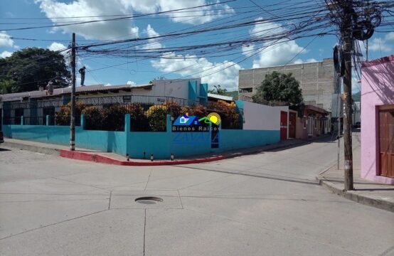 Casa de esquina, a 4 cuadras del parque Central de Juticalpa